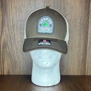 🔥🔥🔥Richardson Brown and White Trucker Hat Size: OSFM🔥🔥🔥